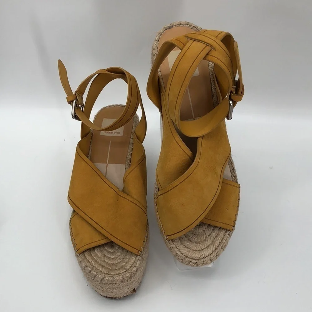 Dolce Vida Cassie Size 8.5 Honey Nubuck Vegan Leather Buckle Platform Sandals